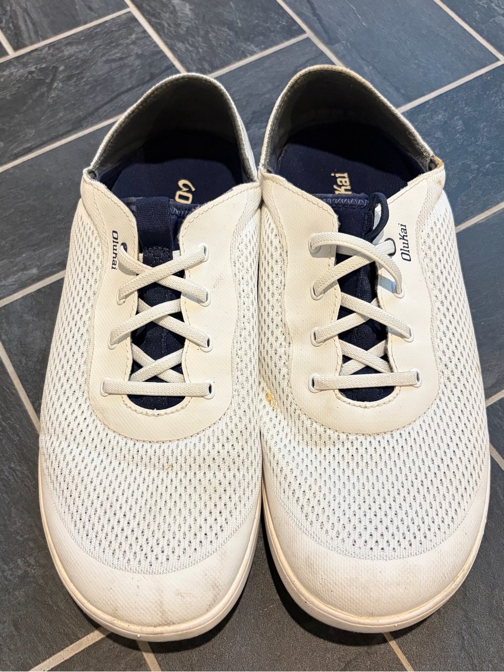 OluKai Men's White Moku Pae